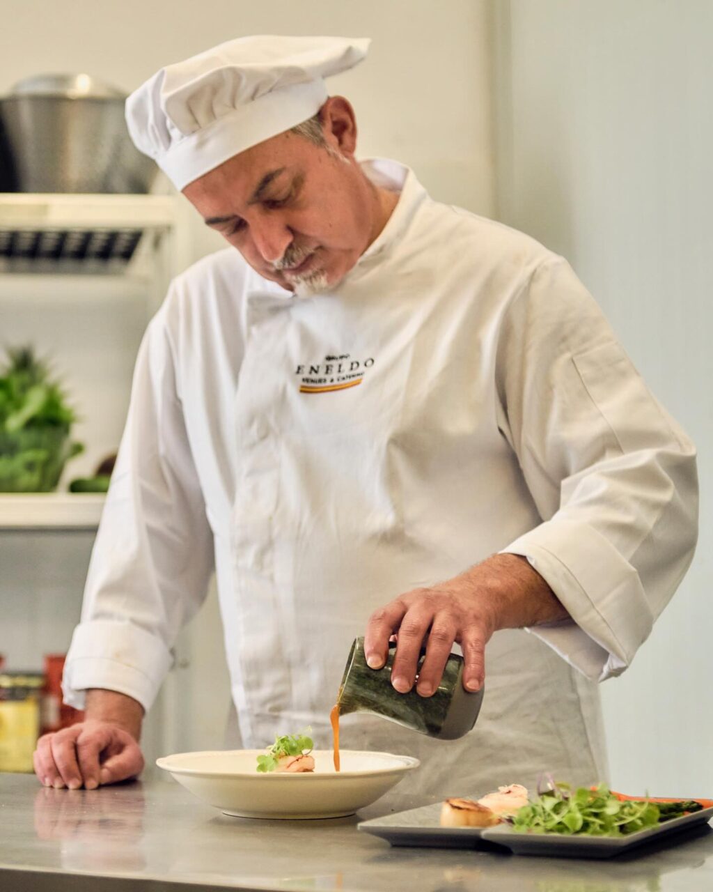 El arte de la cocina en cada detalle. ð¨‍ð³✨ Nuestro chef en plena acción, cuidando cada elemento para crear una experiencia gastronómica única. ¡Porque el sabor también entra por los ojos! ð½️

#eneldocatering #fincaastilbebyeneldo #lasallebyeneldo #grupoeneldo #venues #eventos2024 #eventossociales #eventocorporativo #eventosmadrid #venuesmadrid #venues #eventosexclusivos #cateringmadrid #gastronomiaespañola #bodas #lifestyle #beautyandlifestyle #placetobe