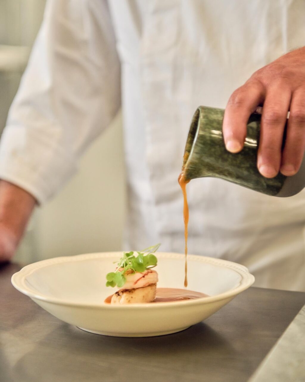 El arte de la cocina en cada detalle. ð¨‍ð³✨ Nuestro chef en plena acción, cuidando cada elemento para crear una experiencia gastronómica única. ¡Porque el sabor también entra por los ojos! ð½️

#eneldocatering #fincaastilbebyeneldo #lasallebyeneldo #grupoeneldo #venues #eventos2024 #eventossociales #eventocorporativo #eventosmadrid #venuesmadrid #venues #eventosexclusivos #cateringmadrid #gastronomiaespañola #bodas #lifestyle #beautyandlifestyle #placetobe