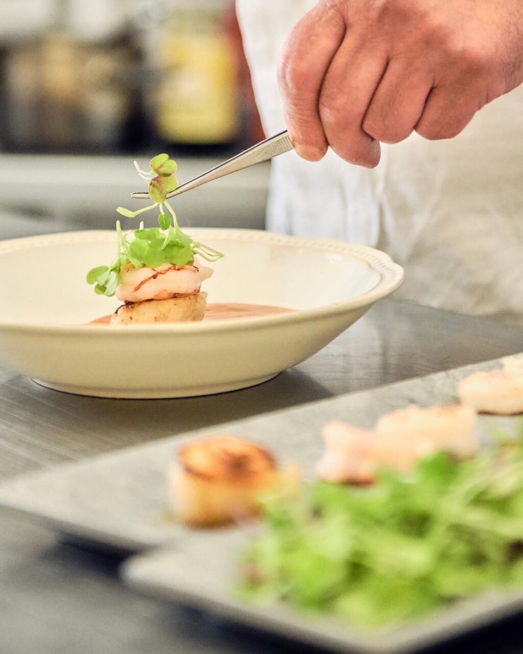 El arte de la cocina en cada detalle. ð¨‍ð³✨ Nuestro chef en plena acción, cuidando cada elemento para crear una experiencia gastronómica única. ¡Porque el sabor también entra por los ojos! ð½️

#eneldocatering #fincaastilbebyeneldo #lasallebyeneldo #grupoeneldo #venues #eventos2024 #eventossociales #eventocorporativo #eventosmadrid #venuesmadrid #venues #eventosexclusivos #cateringmadrid #gastronomiaespañola #bodas #lifestyle #beautyandlifestyle #placetobe